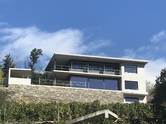 Villa familiale en béton apparent à Grimisuat