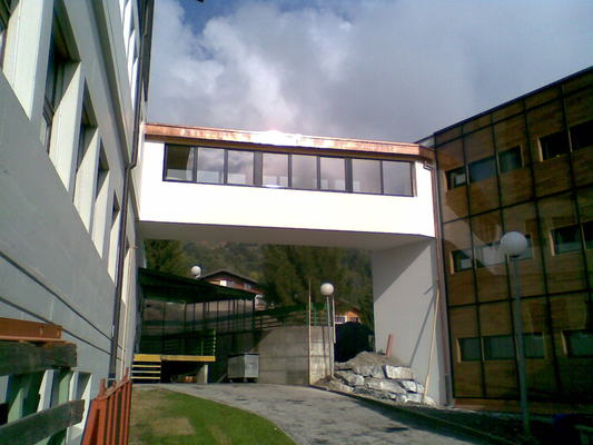 Agrandissement de l'Ecole des Roches à Bluche et passerelle d'accès (construction en béton préfabriqué)